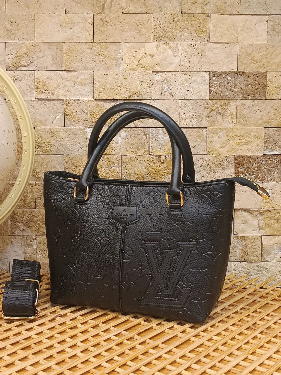 LUIS VUITTON BAG -081