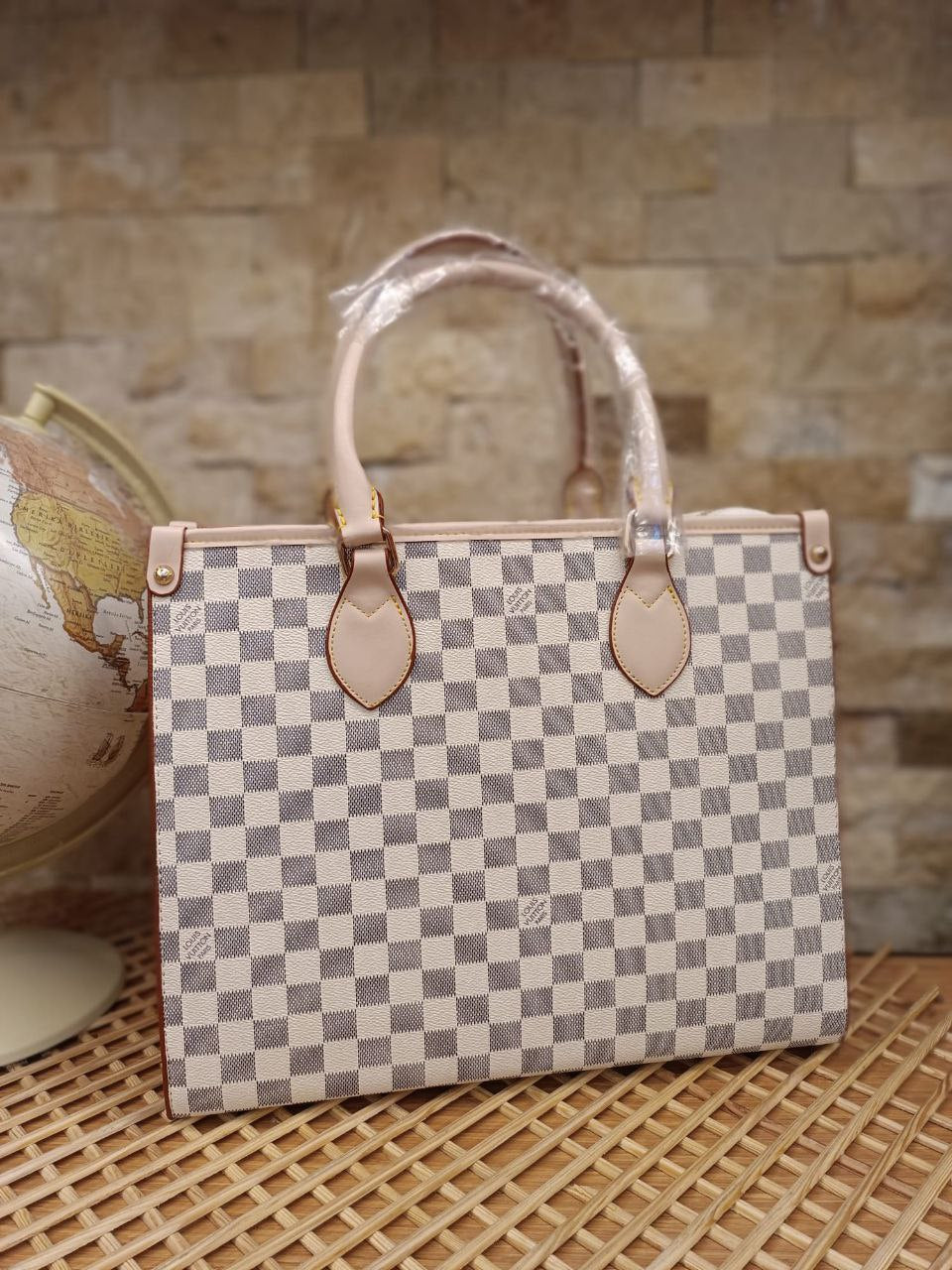 LUIS VUITTON BAG -084