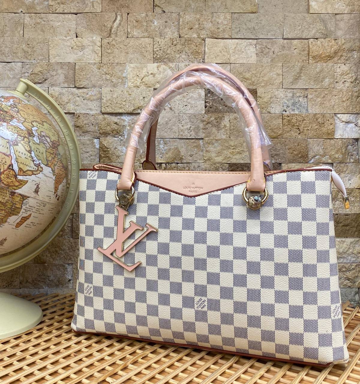 LUIS VUITTON BAG -090