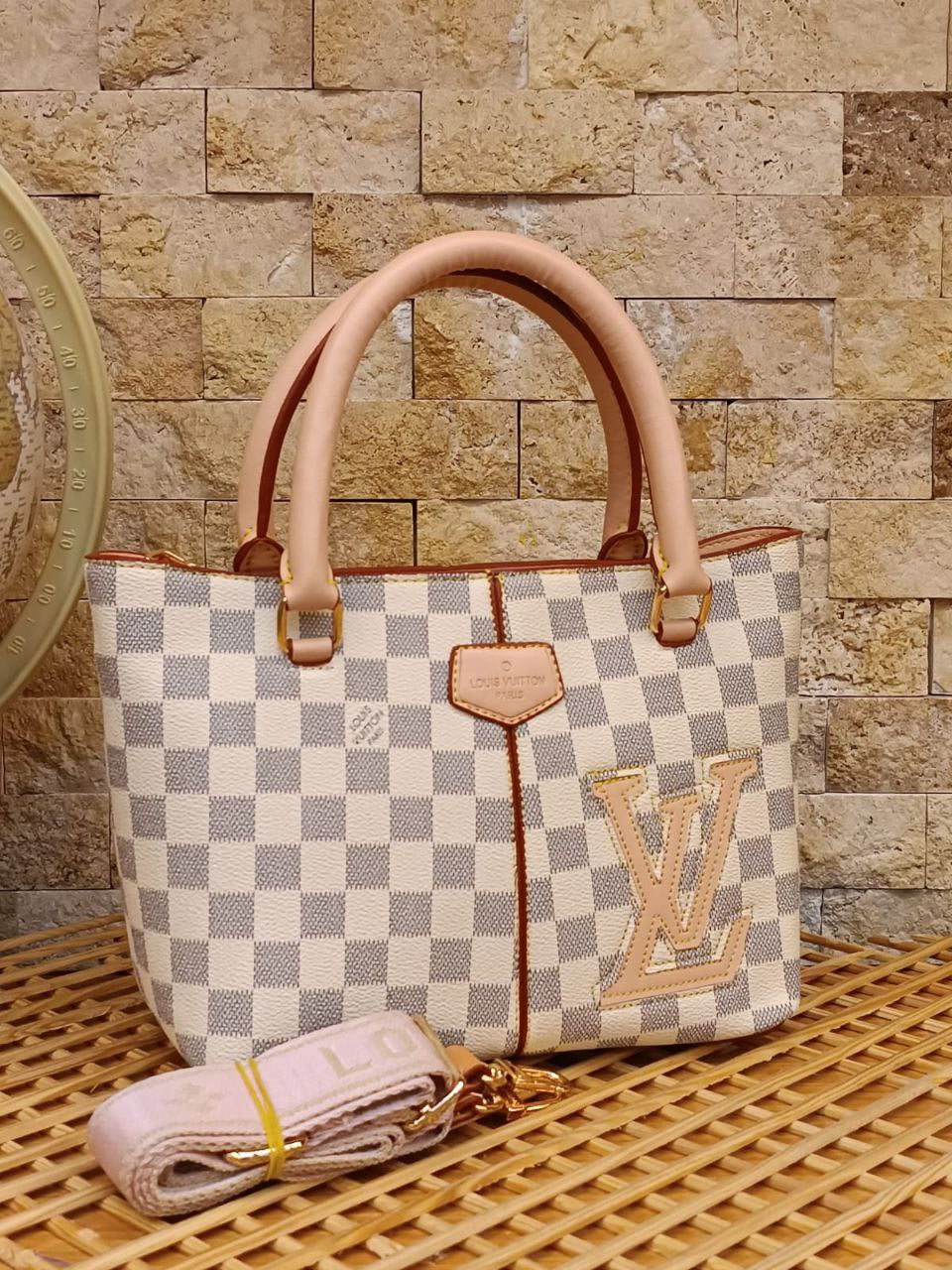 LUIS VUITTON BAG -073