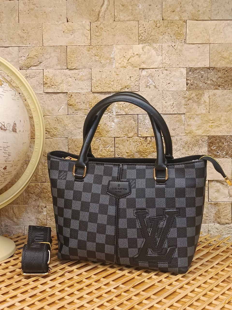 LUIS VUITTON BAG -082
