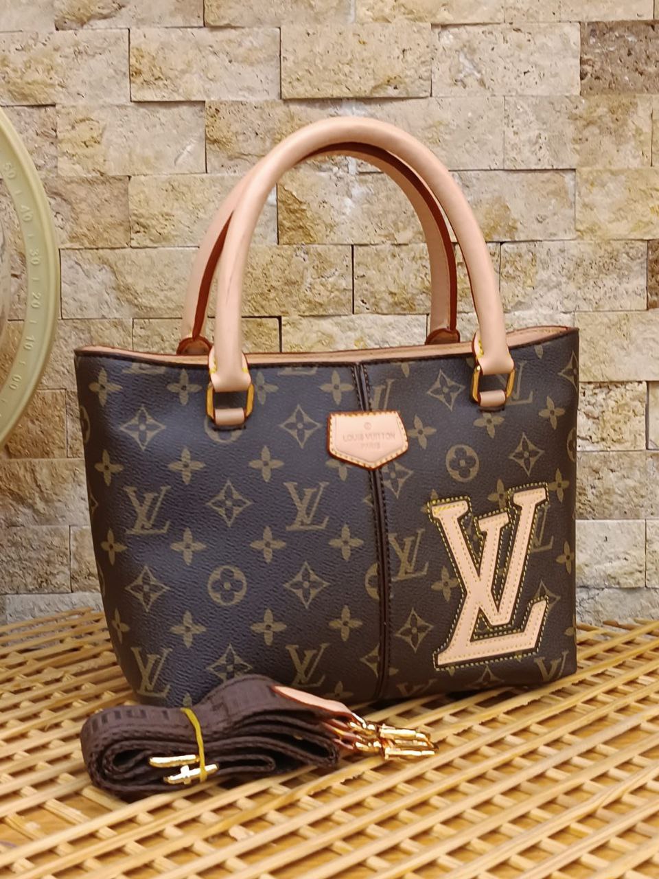 LUIS VUITTON BAG -074